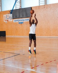 不打码了！巴特勒西班牙度假打球上脚新一代签名鞋